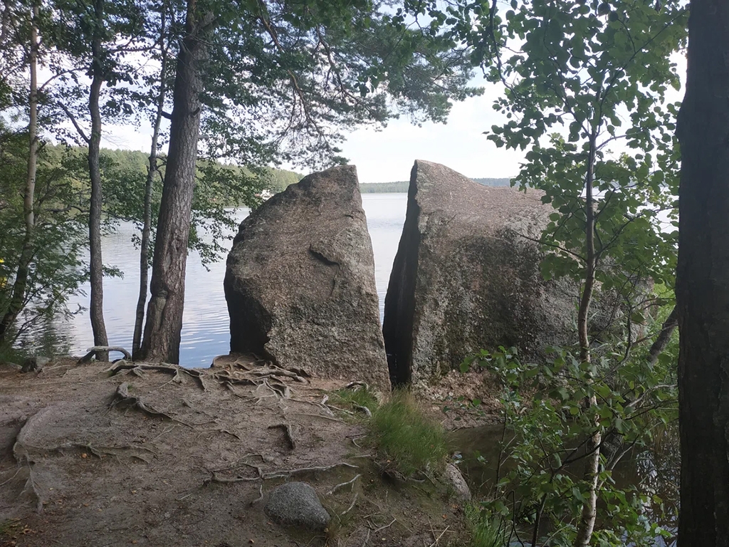 САП в Ленобласти на озере Зеркальное. Камень «Разбитое сердце»